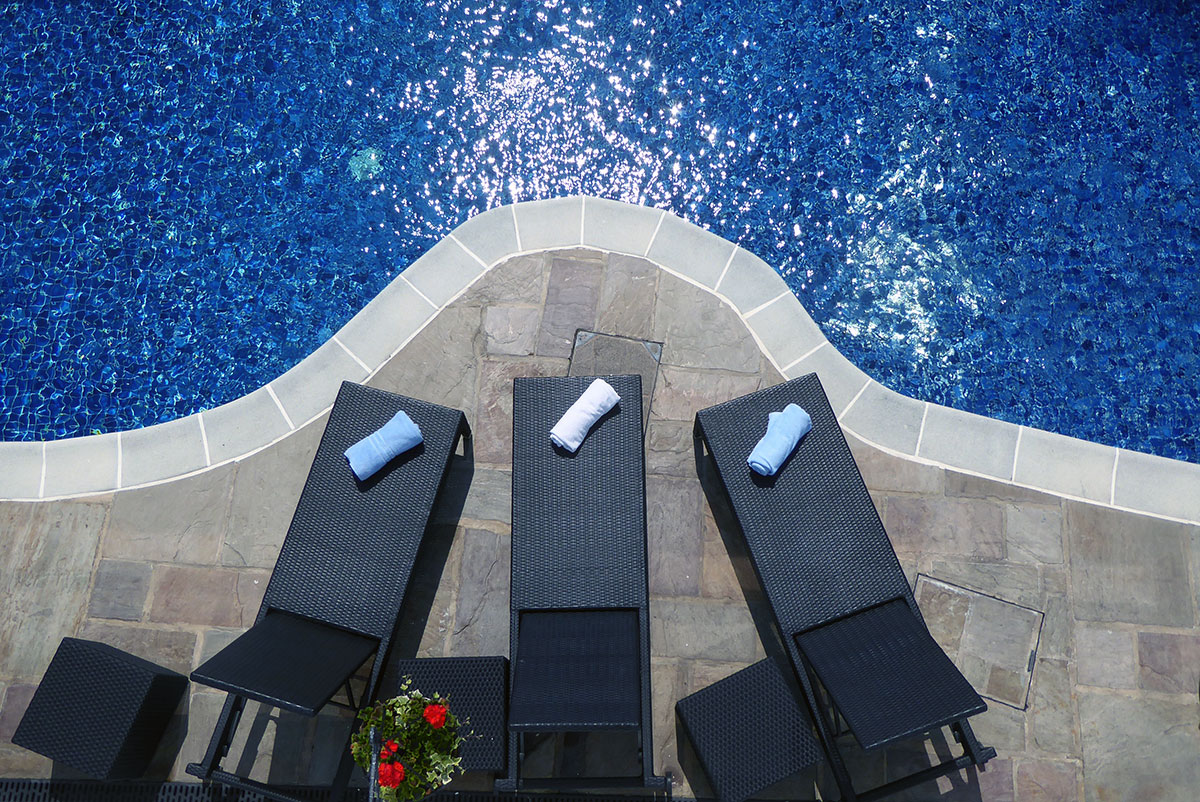 Coussin tissu imperméable exterieur pour bain de soleil epais en bord de piscine pour hôtel et spa