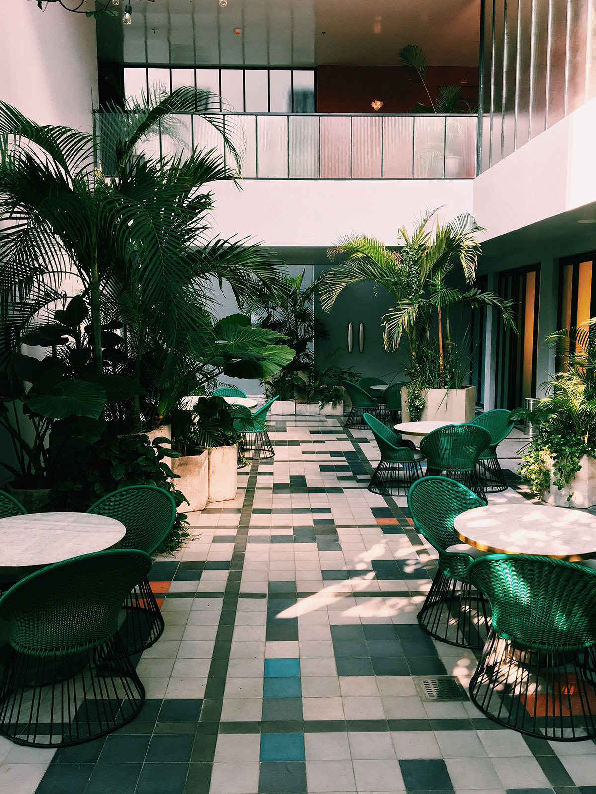 Terrasse dans patio hôtel de luxe avec assises de fauteuils